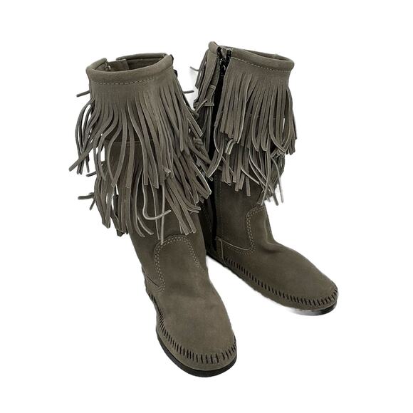 Minnetonka Women's Calf 2-Layer Fringe Soft Sole Boot in Grey Size 7 - Picture 1 of 6